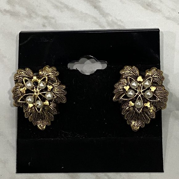 Vintage Clip On Earrings Leaf Brushed Gold Tone Faux Pearl 3/4” - Picture 3 of 12